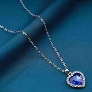 Luxurious Blue Heart Pendant Necklace